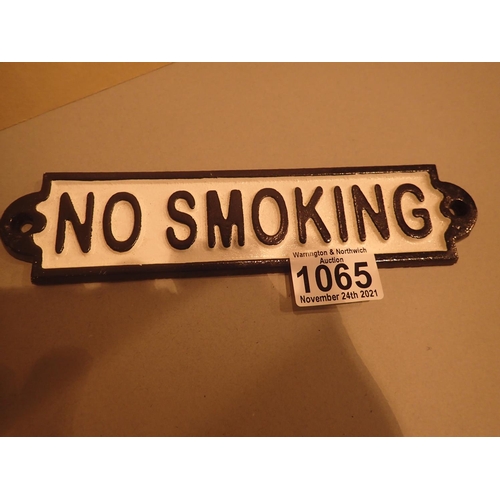 1065 - Cast iron No Smoking wall sign, L: 22 cm. P&P Group 1 (£14+VAT for the first lot and £1+VAT for subs... 