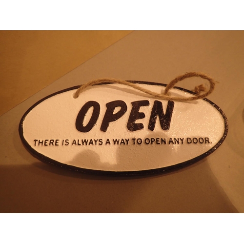 1067 - Cast iron Closed/Open shop window sign, L: 16 cm. P&P Group 1 (£14+VAT for the first lot and £1+VAT ... 