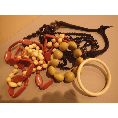 1079 - Selection of costume beads to include jet pieces etc. P&P Group 1 (£14+VAT for the first lot and £1+... 