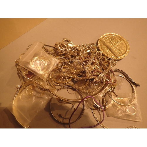 1098 - Box of mixed costume jewellery to include necklaces etc. P&P Group 1 (£14+VAT for the first lot and ... 