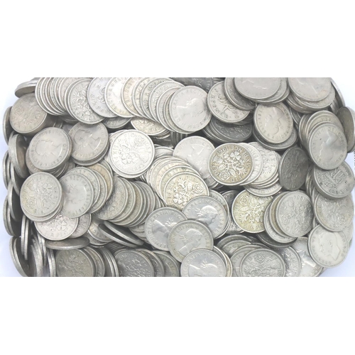 3134 - A large quantity of sixpences, mostly George VI and Elizabeth II. Combined 1.5kg. P&P Group 2 (£18+V... 