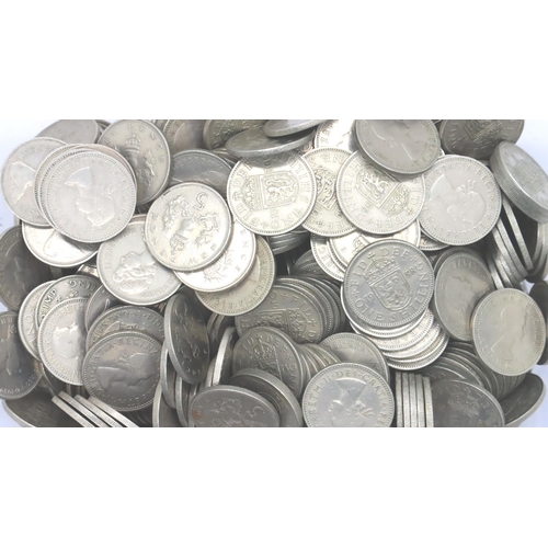 3135 - A large quantity of shillings, mostly George VI and Elizabeth II. Combined 1.95kg. P&P Group 2 (£18+... 