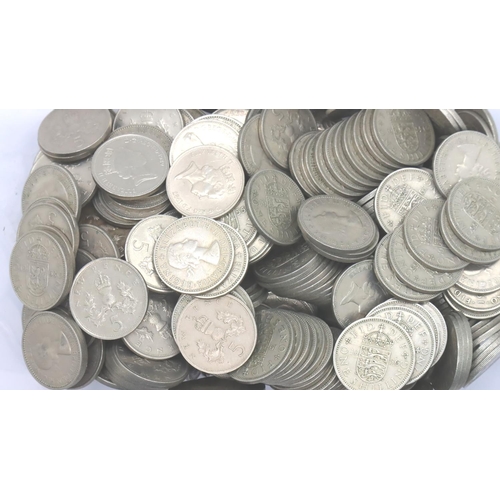 3135 - A large quantity of shillings, mostly George VI and Elizabeth II. Combined 1.95kg. P&P Group 2 (£18+... 