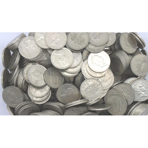 3136 - A large quantity of shillings, mostly George VI and Elizabeth II. Combined 3.05kg. P&P Group 2 (£18+... 