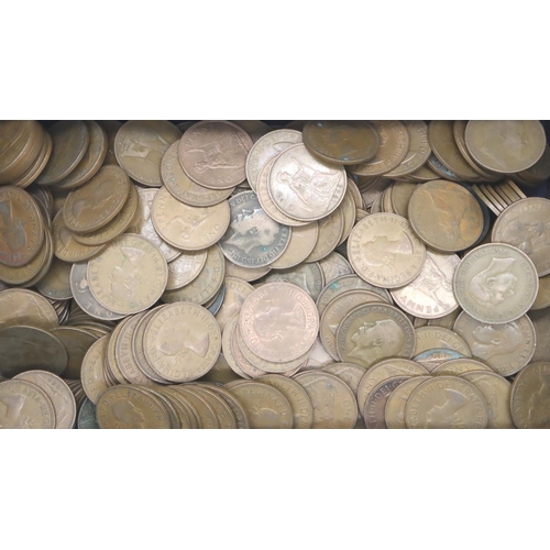 3139 - Over 100 copper pennies of George V, George VI and Elizabeth II, mixed grades. Combined 3.15kg. P&P ... 