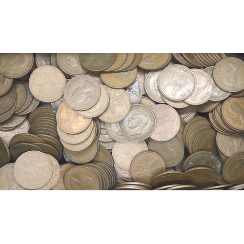 3139 - Over 100 copper pennies of George V, George VI and Elizabeth II, mixed grades. Combined 3.15kg. P&P ... 