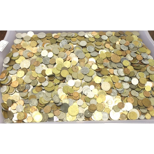 3144 - A large collection of mixed world coins. P&P Group 3 (£25+VAT for the first lot and £5+VAT for subse... 