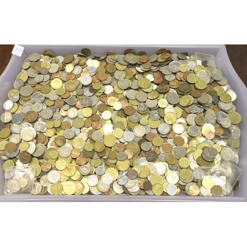 3146 - A large collection of mixed world coins. P&P Group 3 (£25+VAT for the first lot and £5+VAT for subse... 