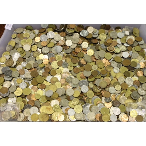 3146 - A large collection of mixed world coins. P&P Group 3 (£25+VAT for the first lot and £5+VAT for subse... 