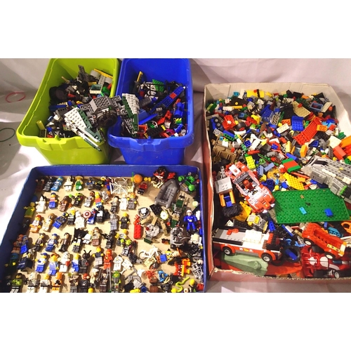 2112 - Quantity of Lego pieces, including sixty Lego miniatures, approximately 10kg in total. Not available... 