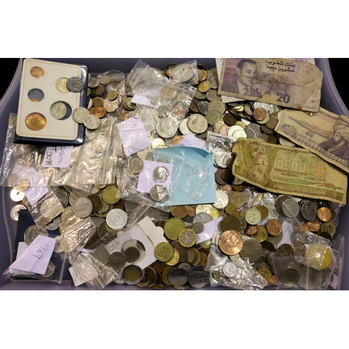 3098 - Large collection of 20th century world coins, combined weight approximately 5.7kg. P&P Group 3 (£25+... 