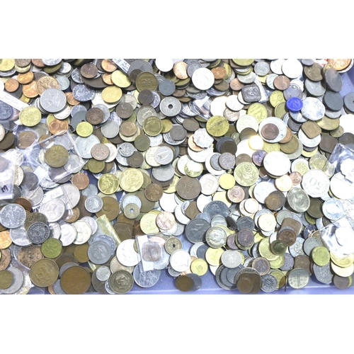 3100 - Large collection of 19th and 20th century world coins, combined weight 4.7kg. P&P Group 3 (£25+VAT f... 