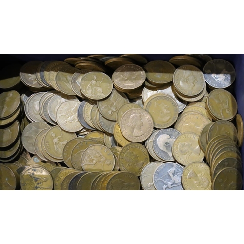 3104 - Over 100 copper pennies of George V, George VI and Elizabeth II, mixed grades. Combined 3.15kg. P&P ... 