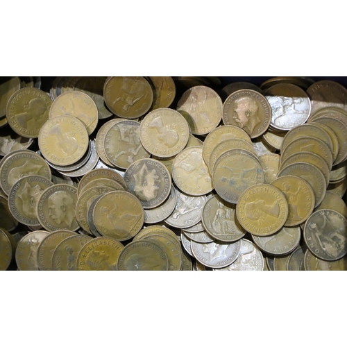 3104 - Over 100 copper pennies of George V, George VI and Elizabeth II, mixed grades. Combined 3.15kg. P&P ... 