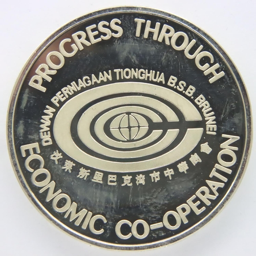 3116 - 1983 Singapore Mint 925 silver medallion, 18g, encapsulated and boxed with COA. P&P Group 1 (£14+VAT... 