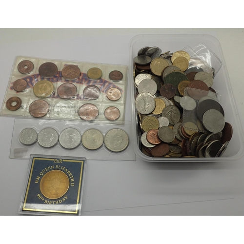 3084 - Coin covers, presentation coins and tokens, with a collection of loose world coins. P&P Group 3 (£25... 