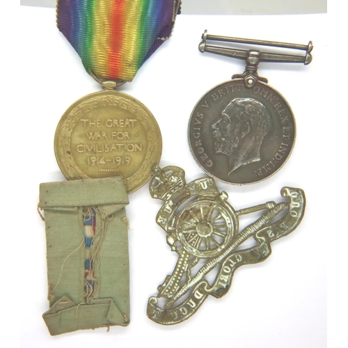 2223 - 910474 GNR WH LINNETT RA, a British WWI medal pair and cap badge, with a further unknown shoulder ba... 