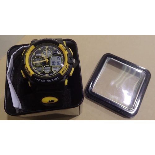 1062 - Gents multi function waterproof sports watch. P&P Group 1 (£14+VAT for the first lot and £1+VAT for ... 