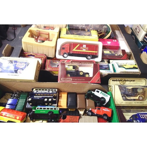 2180 - Twenty five boxed diecast vehicles, various makes and scales, Corgi, Matchbox, Lledo, Gilbow etc. Mo... 