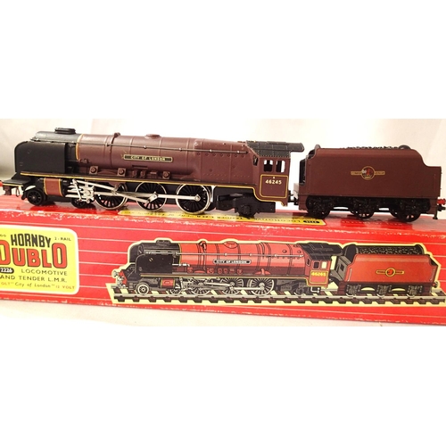 2193 - Hornby Dublo 2226 City of London 46245, Marron Late Crest. Good condition with varnishing to tender ... 