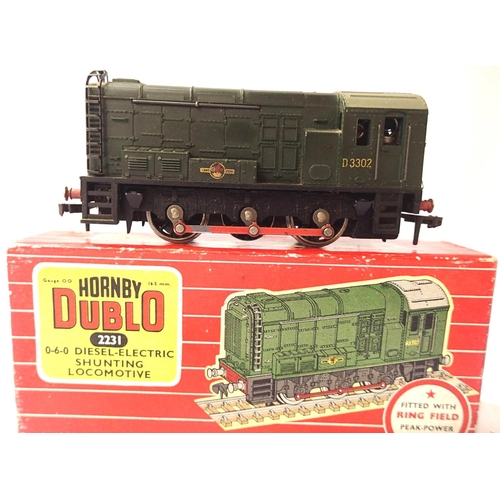 2196 - Hornby Dublo 2231, 0.6.0 diesel shunter D3302, Green Late Crest. Very good condition, paint loss to ... 