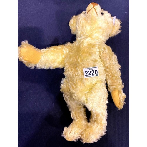 2220 - Steiff bear with growler, H: 40 cm. P&P Group 2 (£18+VAT for the first lot and £3+VAT for subsequent... 