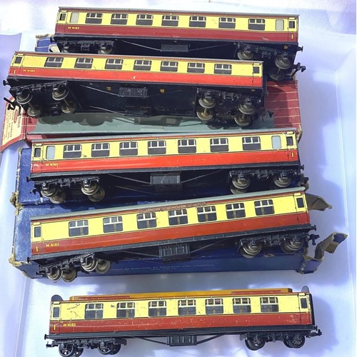 2228 - Five Hornby Dublo coaches in blood red/custard, one lacking top. P&P Group 3 (£25+VAT for the first ... 