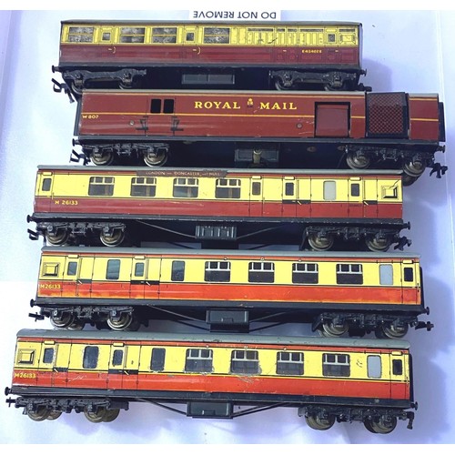 2229 - Five Hornby Dublo coaches in blood red/custard. P&P Group 3 (£25+VAT for the first lot and £5+VAT fo... 