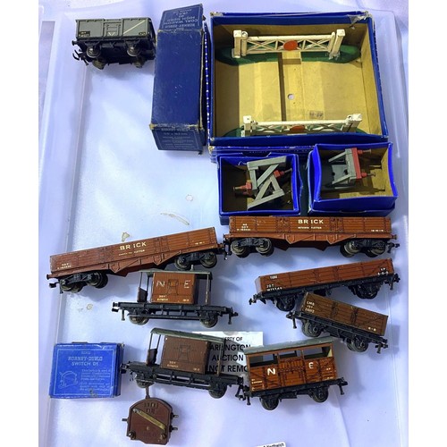 2230 - Mixed Hornby Dublo wagons and accessories. P&P Group 3 (£25+VAT for the first lot and £5+VAT for sub... 