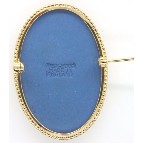 78 - Wedgwood boxed dark blue and white cameo brooch, D: 40 mm. P&P Group 1 (£14+VAT for the first lot an... 