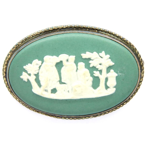 82 - Wedgwood boxed green and white cameo brooch, D: 40 mm. P&P Group 1 (£14+VAT for the first lot and £1... 