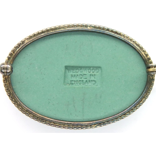 82 - Wedgwood boxed green and white cameo brooch, D: 40 mm. P&P Group 1 (£14+VAT for the first lot and £1... 