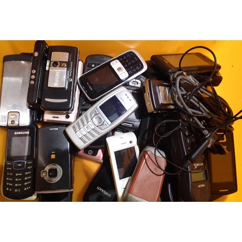 1100 - Selection of mobile phones to include Sony Erikson, Nokia N80 etc. P&P Group 2 (£18+VAT for the firs... 