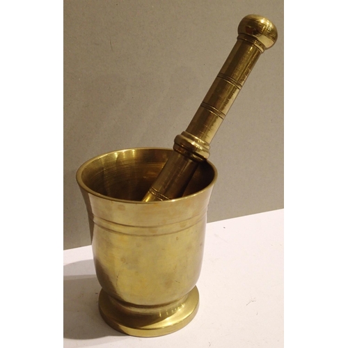 1110 - Antique brass pestle and mortar. P&P Group 2 (£18+VAT for the first lot and £3+VAT for subsequent lo... 