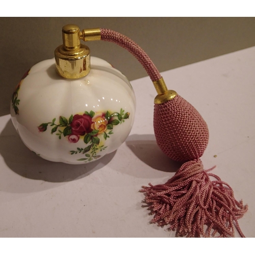 1113 - Royal Albert Old Country Roses dated 1962 perfume atomiser. P&P Group 1 (£14+VAT for the first lot a... 