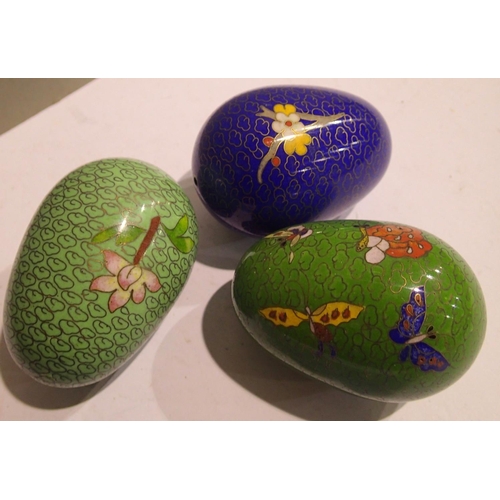 1118 - Three Oriental ceramic eggs. P&P Group 1 (£14+VAT for the first lot and £1+VAT for subsequent lots)