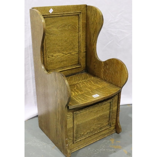 3081 - 19th century golden oak settle of small proportions with hinged seat box cover, 44 x 42 x 84 cm H. N... 