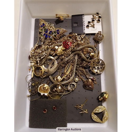 1114A - Collection of yellow metal jewellery. Not available for in-house P&P, contact Paul O'Hea at Mailboxe... 