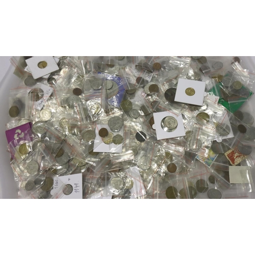 3098 - Large collection of World coins and commemoratives. P&P Group 2 (£18+VAT for the first lot and £3+VA... 