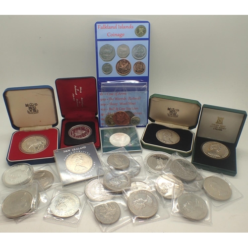 3257 - Collection of QE11 commemorative crowns and dollars including three silver examples. P&P Group 2 (£1... 