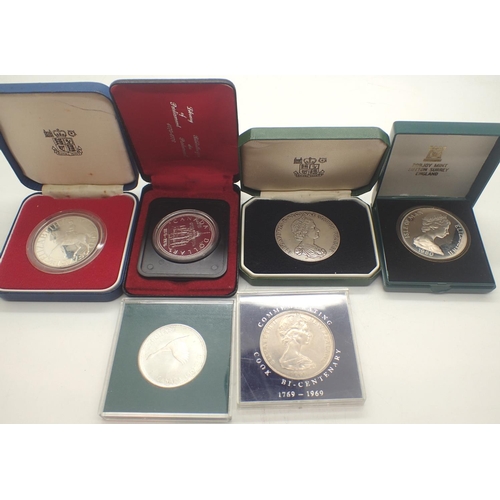 3257 - Collection of QE11 commemorative crowns and dollars including three silver examples. P&P Group 2 (£1... 