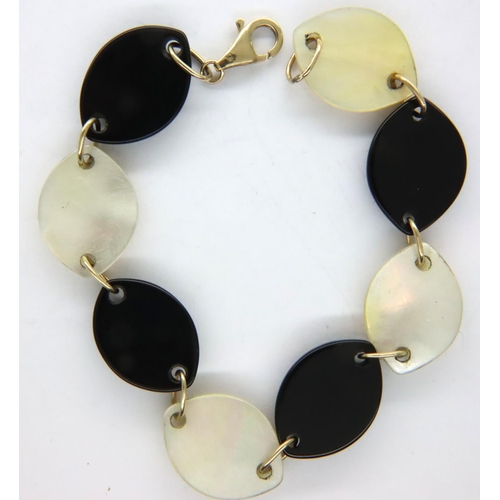 18 - Contemporary bracelet formed with alternating panels of onyx and mother of pearl, with 9ct gold clas... 