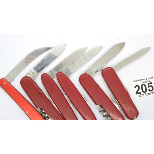 2052 - Six Victorinox Swiss Army type knives. P&P Group 1 (£14+VAT for the first lot and £1+VAT for subsequ... 