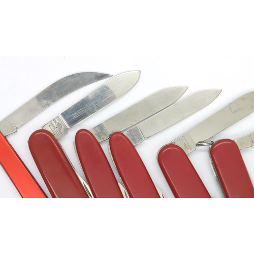 2052 - Six Victorinox Swiss Army type knives. P&P Group 1 (£14+VAT for the first lot and £1+VAT for subsequ... 