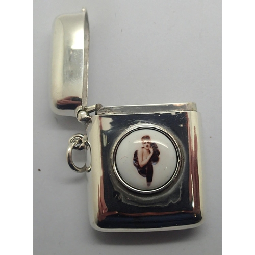 110 - 925 silver vesta case with enamel decoration, 40 x 30 mm. P&P Group 1 (£14+VAT for the first lot and... 