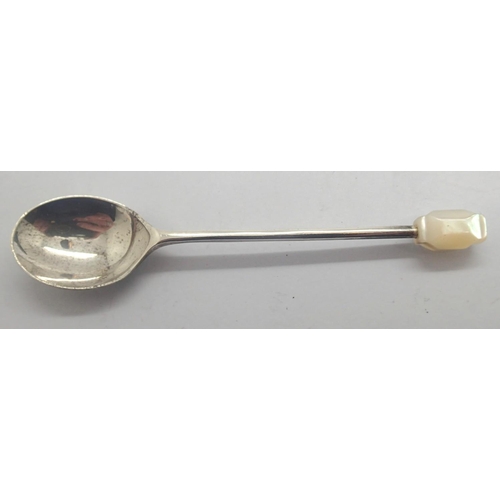 112 - Six silver and mother of pearl spoons, boxed. P&P Group 1 (£14+VAT for the first lot and £1+VAT for ... 