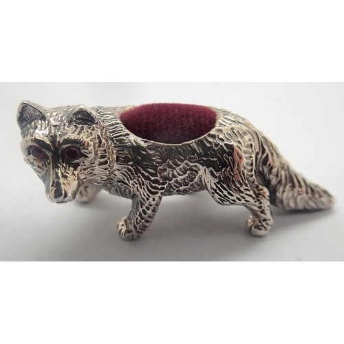 113 - 925 silver fox pin cushion with stone set eyes, L: 40 mm. P&P Group 1 (£14+VAT for the first lot and... 