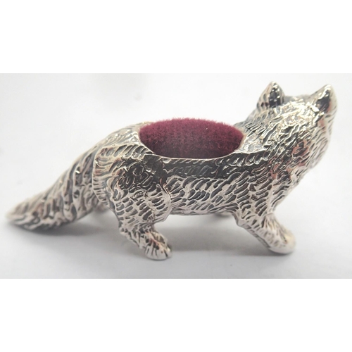 113 - 925 silver fox pin cushion with stone set eyes, L: 40 mm. P&P Group 1 (£14+VAT for the first lot and... 