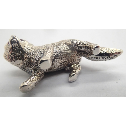 113 - 925 silver fox pin cushion with stone set eyes, L: 40 mm. P&P Group 1 (£14+VAT for the first lot and... 