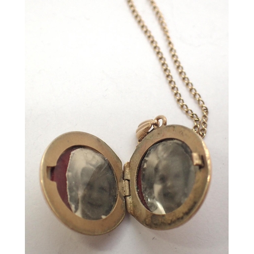 27 - 9ct gold locket on chain, chain L: 44 cm, D: 18 mm, combined 5.4g, hinge and clasp opens and closes ... 